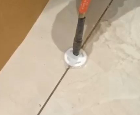都安瓷砖空鼓维修公司专业解答瓷砖在铺贴过程中，如果没有涂抹均匀到位的粘结材料（如水泥砂浆或瓷砖胶），可能会导致以下问题
